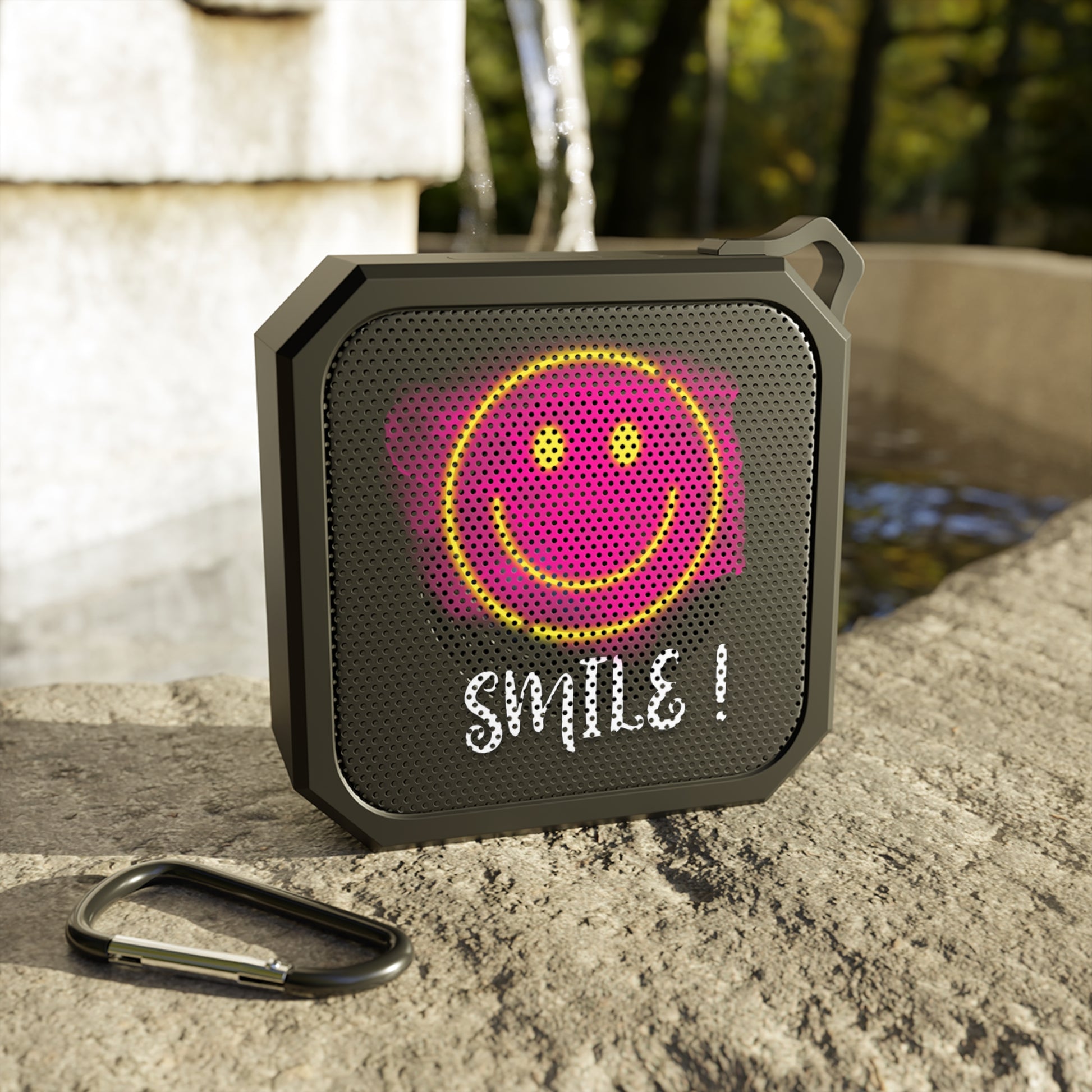 Outdoor Bluetooth Lautsprecher mit Smiley  Wasserfest u.  kraftvoll | Perfekt für Strand, Garten u. Abenteuer